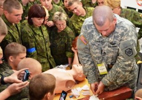 Lietuvos karo medikai pratybose „Gintarinė viltis 2011“ mokosi gelbėti mūšyje nukentėjusius karius - 2