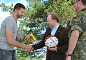 Basketball player Linas Kleiza and strongman Žydrūnas Savickas expressed solidarity with... - 2