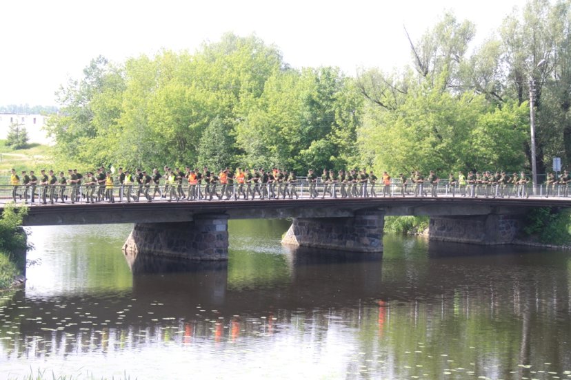 Kovinės vėliavos įteikimo šešioliktąsias metines mindaugiečiai paminėjo bėgdami 10 kilometrų krosą