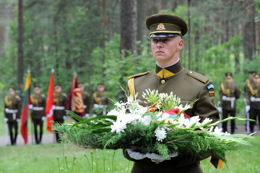 Lietuvos kariai dalyvaus Prezidento A. Brazausko mirties metinių minėjime