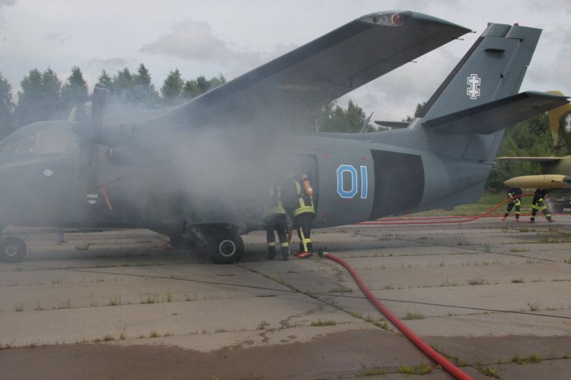 Per pratybas Aviacijos bazėje buvo tobulinami tarnybų veiksmai aviacinio incidento metu 