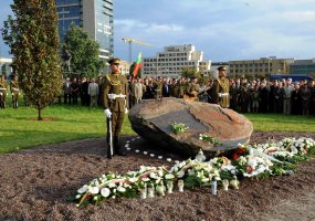 Krašto apsaugos sistemos vadovybė ir kariai pagerbė kario savanorio Artūro Sakalausko atminimą - 5