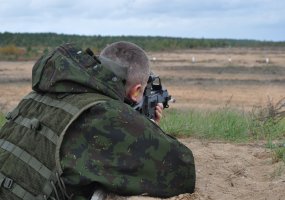 Lietuvos kariuomenės vadovybė ir kanceliarija vykdė kovinį šaudymą, atliko granatų mėtymo normatyvą - 2