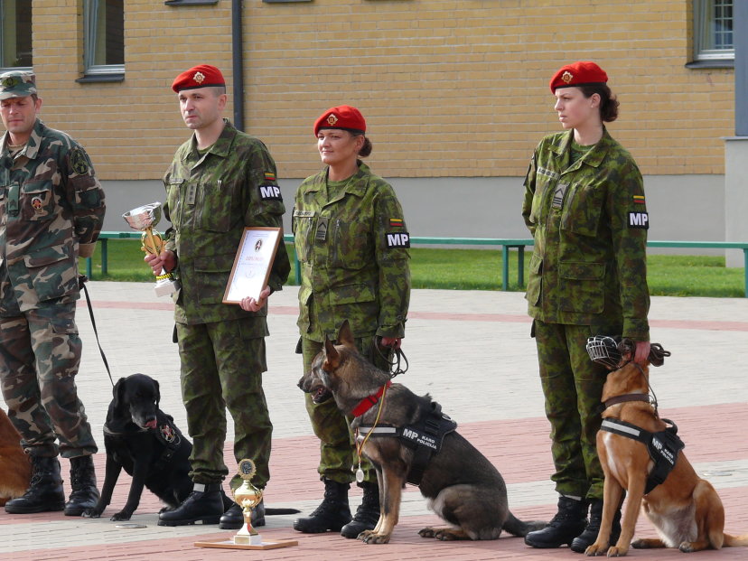 Tarptautinėse narkotikų paieškos čempionate geriausiai pasirodė Karo policijos kinologų komanda 