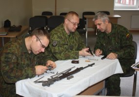 Lietuvos kariuomenės mokykloje - pirmasis ginklų priežiūros specialisto kursas - 1