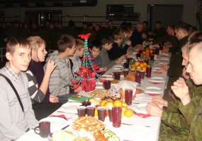 Kęstučio bataliono kariai kartu su jaunaisiais bičiuliais dėkojo už 2011 metus - 2
