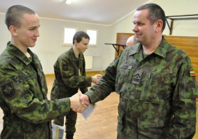 Kariai savanoriai baigė prieštankinių ginklų naudotojų kursą - 2