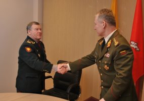 Pasirašyti Lietuvos kariuomenės ir vidaus tarnybos padalinių bendradarbiavimo 2012 metais planai  - 4