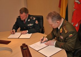 Pasirašyti Lietuvos kariuomenės ir vidaus tarnybos padalinių bendradarbiavimo 2012 metais planai  - 5