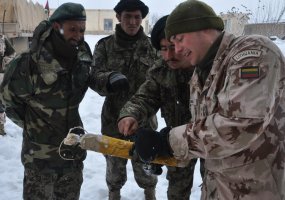Padedami lietuvių kolegų Afganistano kariai tobulina karinius įgūdžius - 3