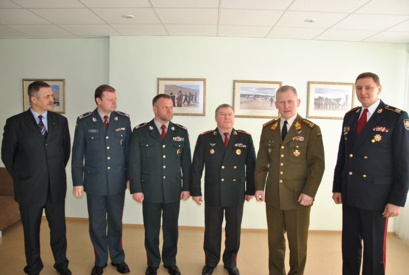 Pasirašyti Lietuvos kariuomenės ir vidaus tarnybos padalinių bendradarbiavimo 2012 metais planai 
