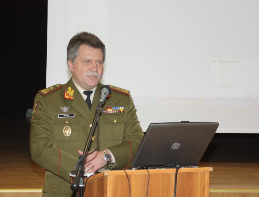 Sausumos pajėgų vadas gen. mjr. Jonas Vytautas Žukas susitiko su Kauno rajono gimnazistais 