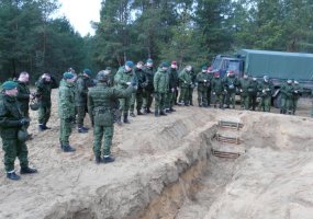 Inžinerijos bataliono kariai vertinamosiose pratybose įrenginėja situacines inžinerines kliūtis - 1