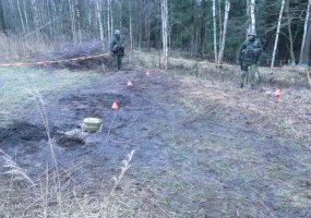 Inžinerijos bataliono kariai vertinamosiose pratybose įrenginėja situacines inžinerines kliūtis - 2
