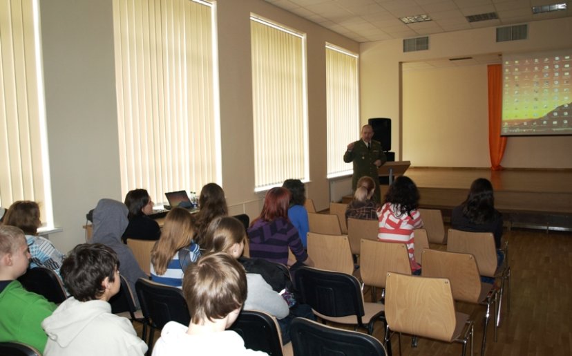 Kovinio rengimo centro viršininkas skaitė paskaitą moksleiviams ir kariūnams 