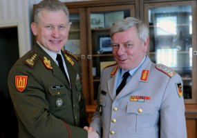 Lietuvoje lankosi NATO tarptautinio karinio štabo generalinis direktorius - 1
