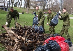 Kariai aktyviai dalyvavo akcijoje „Darom 2012“ - 2