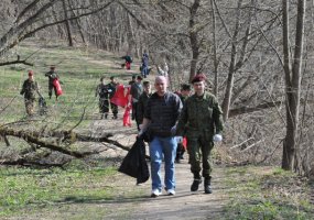 Akcija  „Darom 2012“ suvienijo karius savanorius ir JAV ambasados darbuotojus bendram tikslui - 2