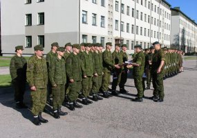 Jonušo Radvilos mokomojo pulko kariai minėjo 12-ąsias kovinės vėliavos įteikimo metines - 2
