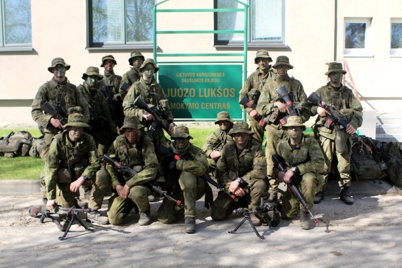 Tik geriausių rezultatų pasiekusiems Lietuvos kariuomenės žvalgams suteikiama teisė nešioti...