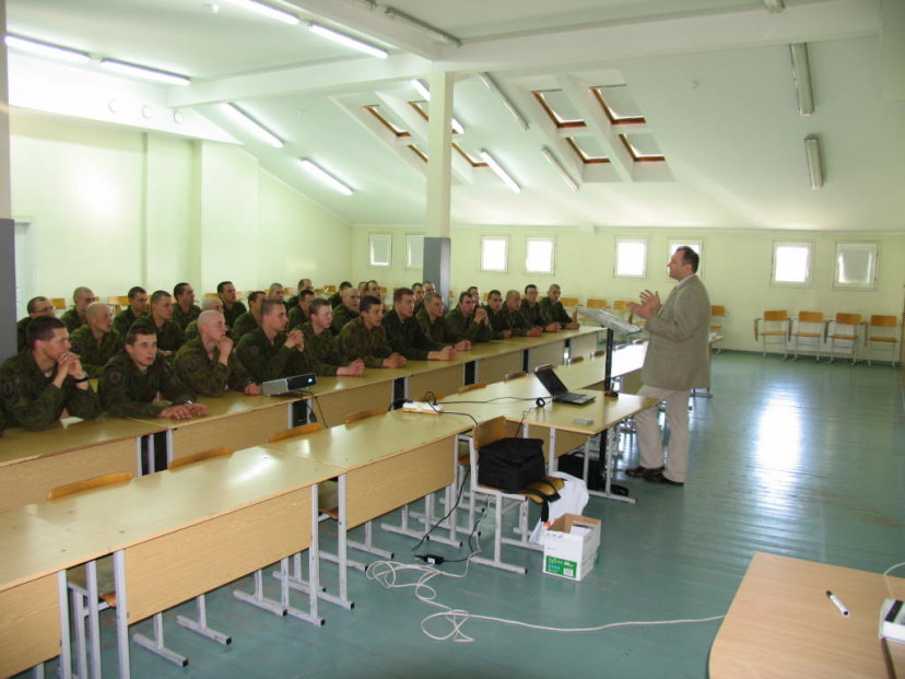 Bazinius karinius mokymus baigusiems jaunuoliams - M. Romerio universiteto kvietimas studijuoti 