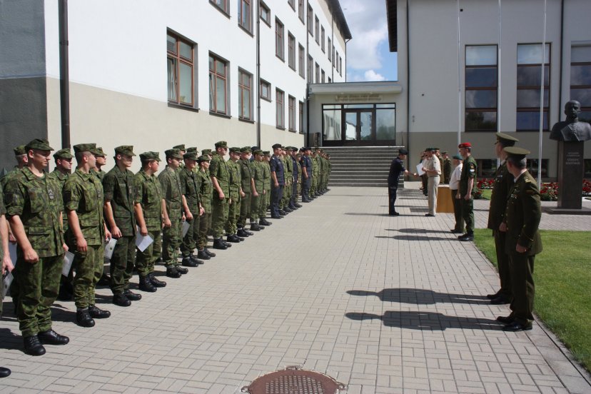 Lietuvos kariuomenės mokykloje - penkių kursų baigimo ceremonija