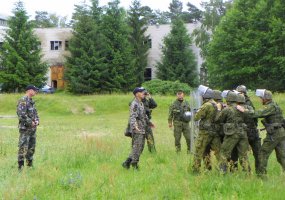 Misijai besiruošiantys kariai treniravosi valdyti minią ir malšinti riaušes  - 1