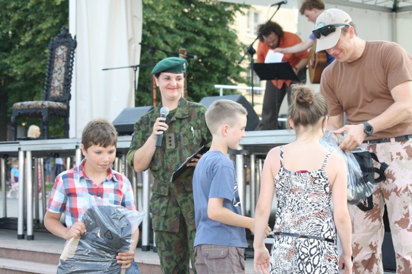 Karaliaus Mindaugo bataliono kariai kartu su miestelėnais dalyvavo Valstybės dienos renginiuose 