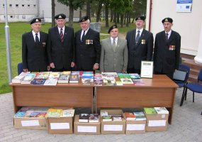 Lietuvos kariuomenės kūrėjų savanorių sąjungos atstovai dovanojo knygų Baltosios Vokės „Šilo - 1