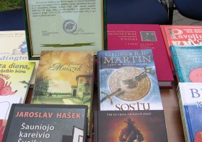 Lietuvos kariuomenės kūrėjų savanorių sąjungos atstovai dovanojo knygų Baltosios Vokės „Šilo - 2