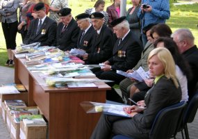 Kariai padovanojo knygų mokslo metus pradedantiems moksleiviams - 2