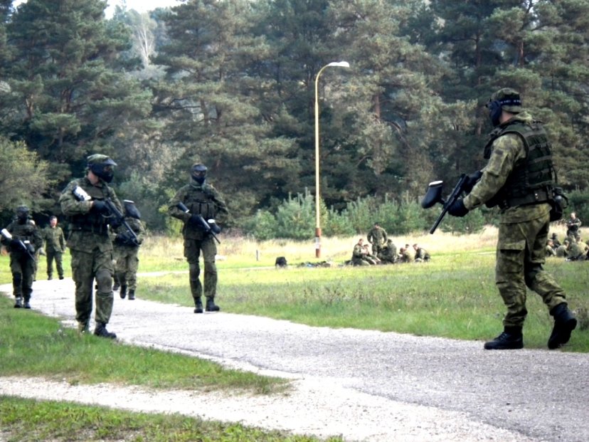 Algirdo bataliono II kuopos kariai treniravosi įsiveržimo į pastatus veiksmų