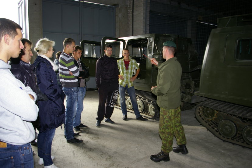 Dragūnų batalioną aplankė Klaipėdos paslaugų ir verslo mokyklos mokiniai