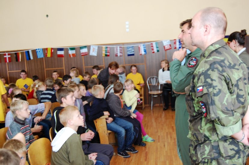 NATO oro policijos misiją vykdantys čekų kariai kartu su vaikais paminėjo Europos kalbų dieną