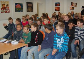 Ukmergėje - į misiją išvykstančių Lietuvos karių labdaros akcija „Megzti drabužėliai Afganistano... - 1