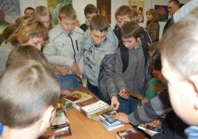 Ukmergėje - į misiją išvykstančių Lietuvos karių labdaros akcija „Megzti drabužėliai Afganistano... - 3
