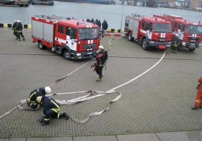 Kariai ir ugniagesiai treniravosi malšinti gaisrus laivuose - 1