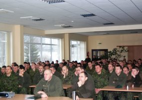 Lietuvos didžiojo kunigaikščio Gedimino štabo bataliono kariai klausėsi ats. mjr. Alberto... - 1