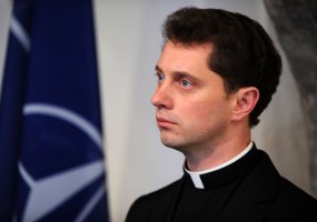 Žinomų Lietuvos žmonių sveikinimai kariams artėjančios Lietuvos kariuomenės dienos proga  - 6