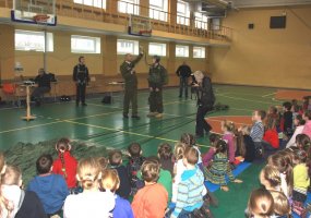 Kariai Ukmergės moksleivius supažindino su kariuomenės parašiutiniu rengimu - 2