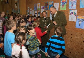 Kariai Ukmergės moksleivius supažindino su kariuomenės parašiutiniu rengimu - 4