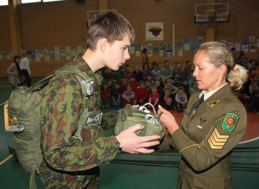Kariai Ukmergės moksleivius supažindino su kariuomenės parašiutiniu rengimu