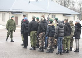 Jaunieji šauliai žiemos atostogų metu stovyklauja Karaliaus Mindaugo batalione - 2