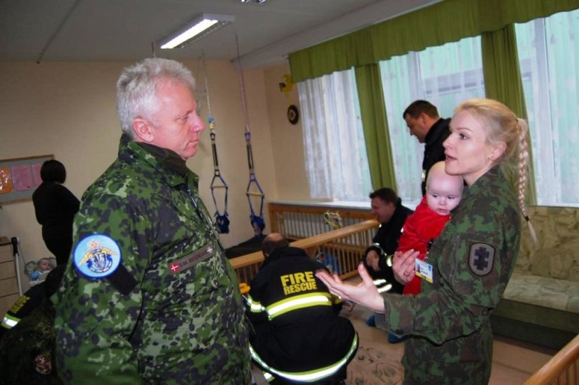 Danų ir lietuvių kariai lankėsi Šiaulių kūdikių namuose 