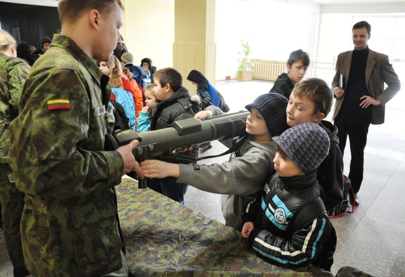 PAG-17 kariai tęsia paramos akciją Goro vaikams lankydami Lietuvos moksleivius