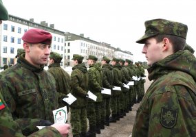 Mokomajame pulke prisiekė Bazinį kario savanorio įgūdžių kursą baigę kariai - 4