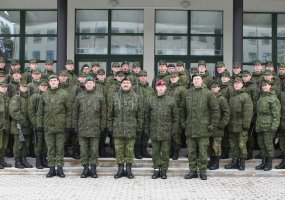 Mokomajame pulke prisiekė Bazinį kario savanorio įgūdžių kursą baigę kariai - 6