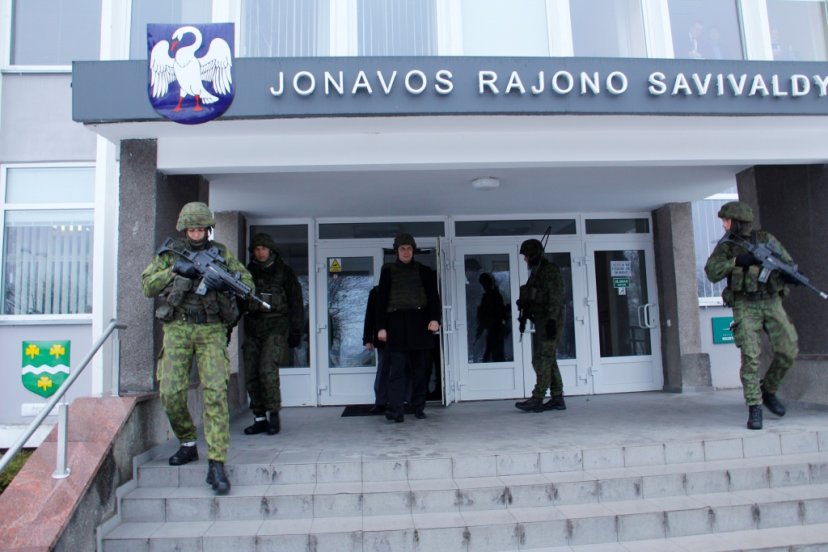 Algirdiečių pratybose – tariamos riaušės Jonavoje ir mero eskortavimas