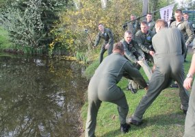 Karšta sraigtasparnio kabina ir šaltas kūdros vanduo – pirmas sraigtasparnio piloto savarankiškas... - 3