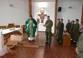 Inžinerijos bataliono kariai piligrimine kelione į kryžių kalną paminėjo Valstybės ir Sausumos... - 1